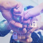 puños cchocando en señal de unión