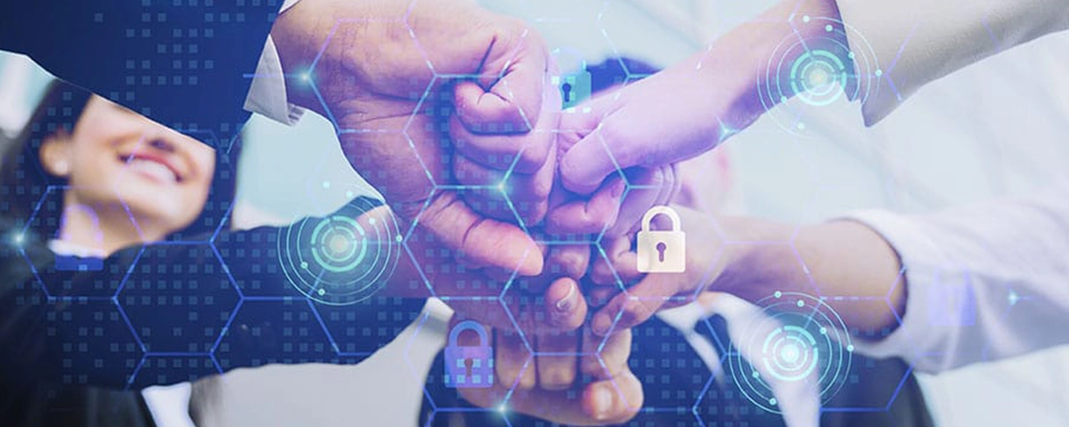 puños cchocando en señal de unión