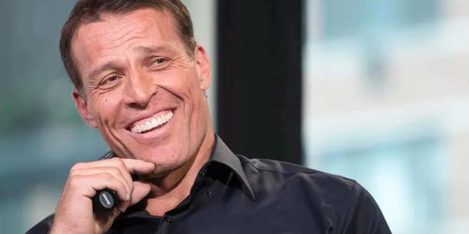 hombre dando conferencia