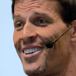 hombre dando conferencia