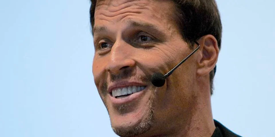 hombre dando conferencia