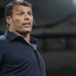 hombre dando conferencia