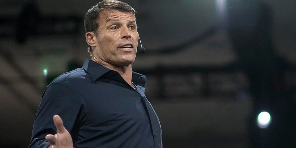 hombre dando conferencia