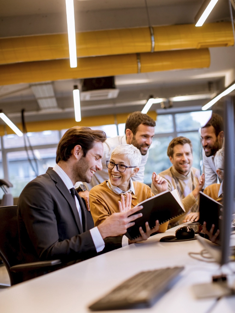 hombres y mujeres en empresa charlando