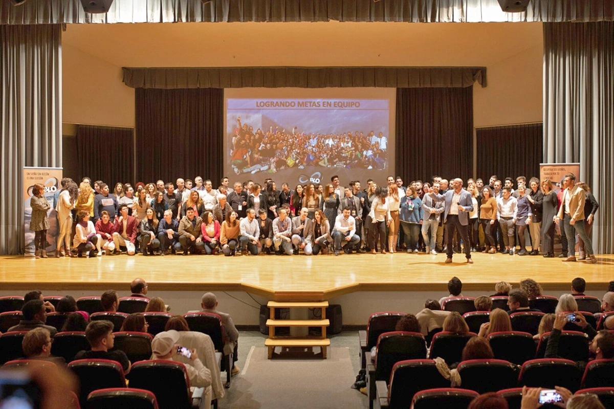 Evento con personas en el escenario