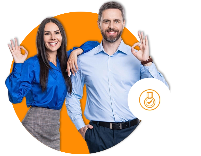 hombre y mujer sonriendo haciendo sonido ok